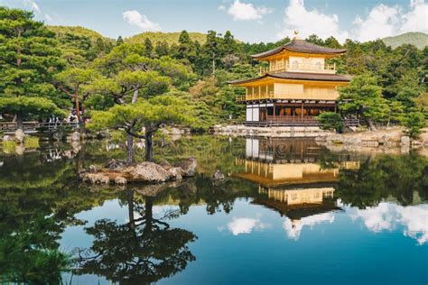 O Pavilhão Dourado de Wataru! Uma Jornada Mística Através da Pintura em Cera Japonesa